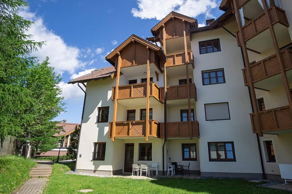 Hundefreundliche Bergwohnung neben der Skipiste - Mittelstation Skigebiet Gerlitzen Kanzelhohe Exterior foto